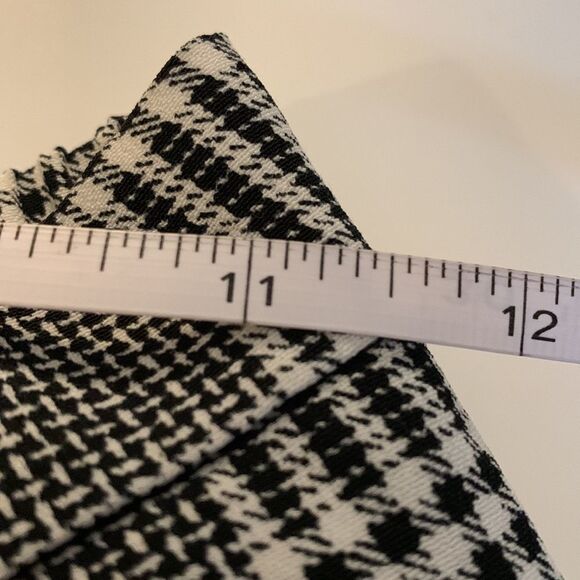 𝅺H&M black and white plaid dress pants. Button and zipper front elastic back. - Picture 8 of 10